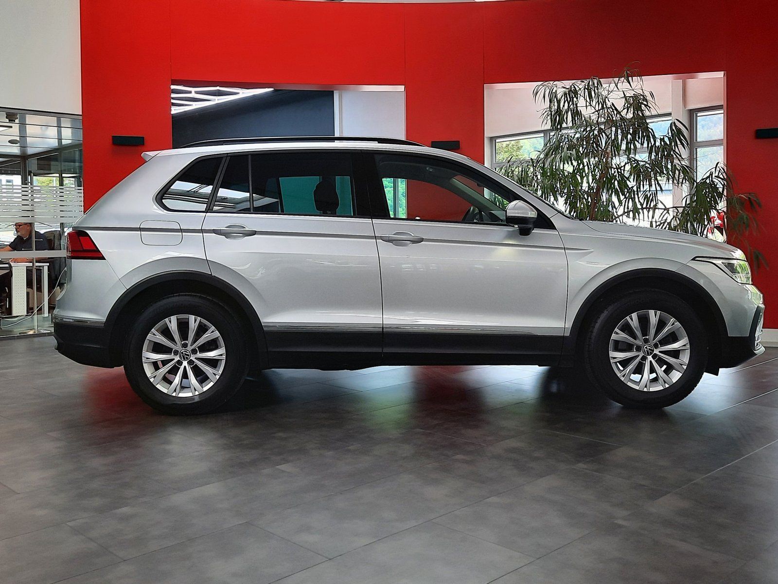 Fahrzeugabbildung Volkswagen Tiguan Life TSI DSG *AHK*Navi*Cam*LED*PDC*ACC*