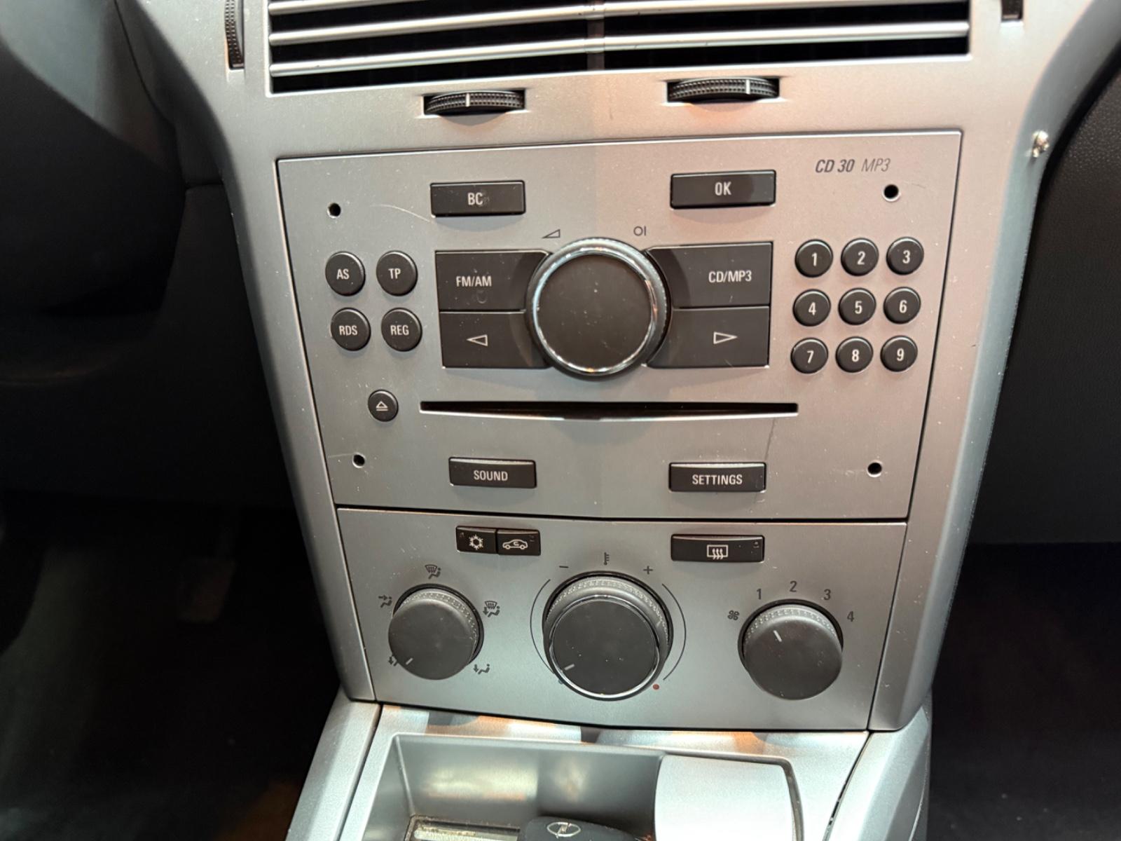 Opel Astra 2009 — photo 11