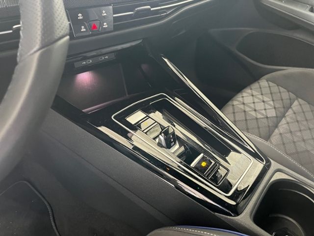 Fahrzeugabbildung Volkswagen Golf Variant 1.5 eTSI DSG R-LINE BLACK-STYLE NAV
