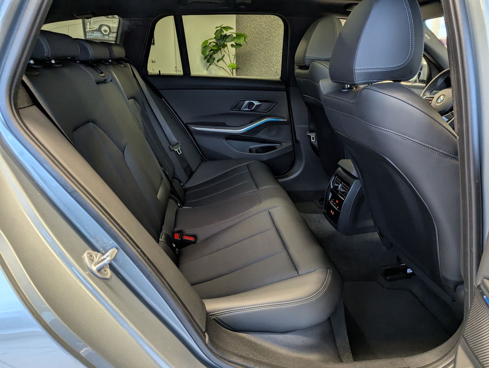 BMW 330 d xD M-Sport Pano Adaptiv M-Fahrwerk ACC AHK - Image 17