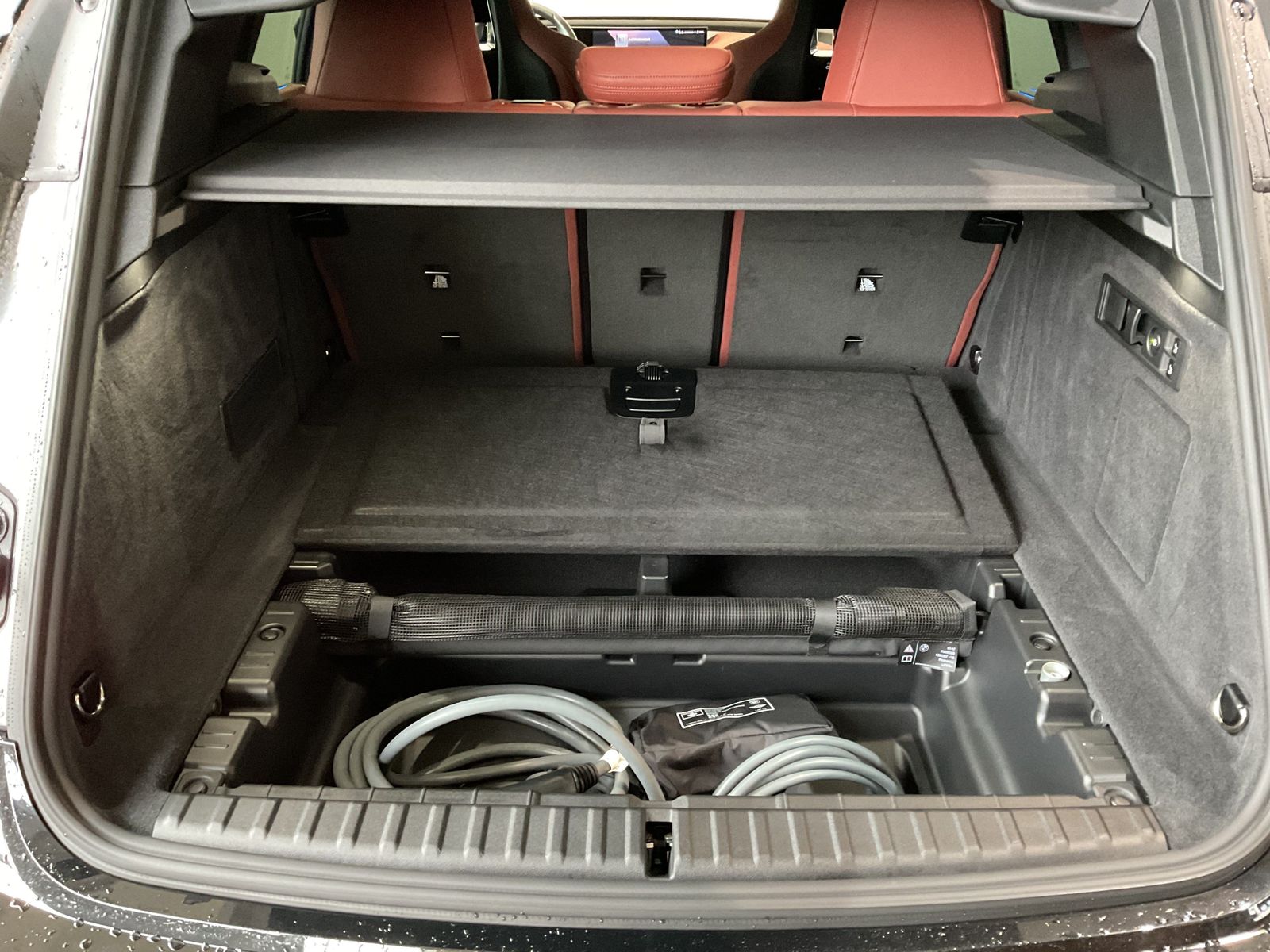 Fahrzeugabbildung BMW iX xDrive60 Sitzbelüftung vorn, Glasdach Sky Lou