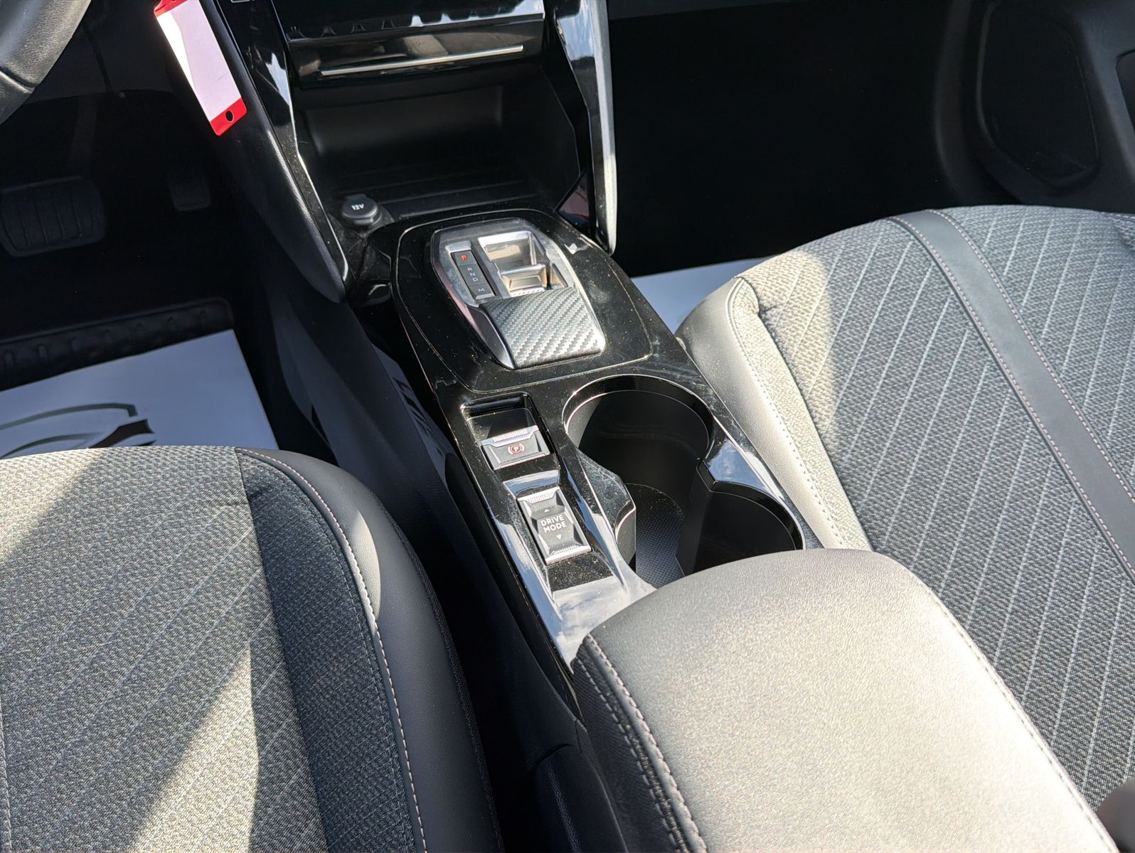 Fahrzeugabbildung Peugeot 208 Hybrid 110 Allure - Automatik