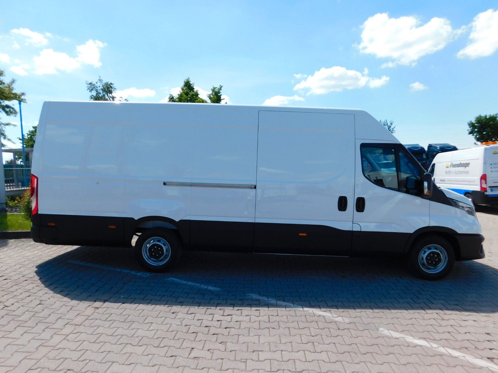 Fahrzeugabbildung Iveco Daily Kasten 3,0 Diesel/Verkleid+Holzboden