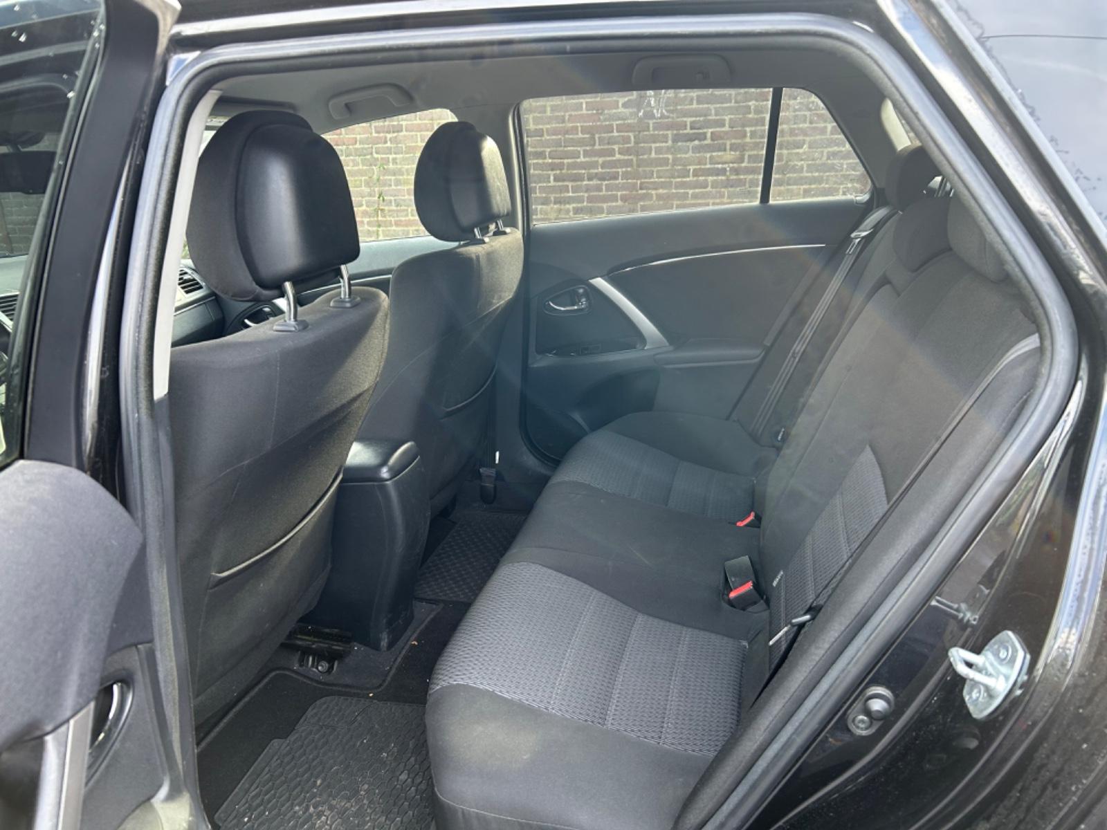 Toyota Avensis 2015 — photo 10