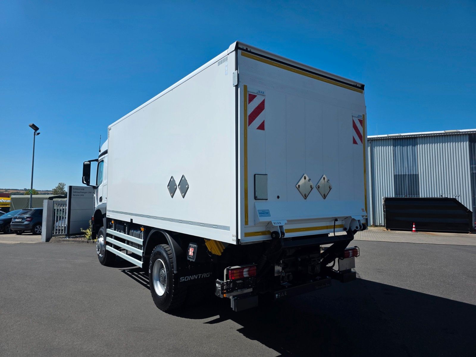 Fahrzeugabbildung Mercedes-Benz Arocs 1827 A 4x4 LBW Tür+Treppe Schalter