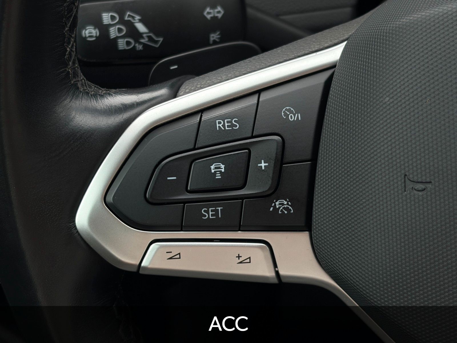 Fahrzeugabbildung Volkswagen Passat Variant 2.0 TSI Buisness Kamera LED ACC