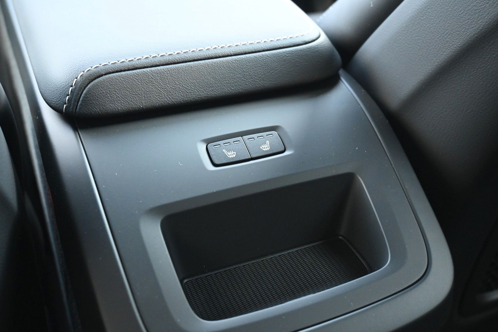 Fahrzeugabbildung Volvo XC60 B5 AWD Plus Dark*FSHZG*360°*H&K*ACC*AHK