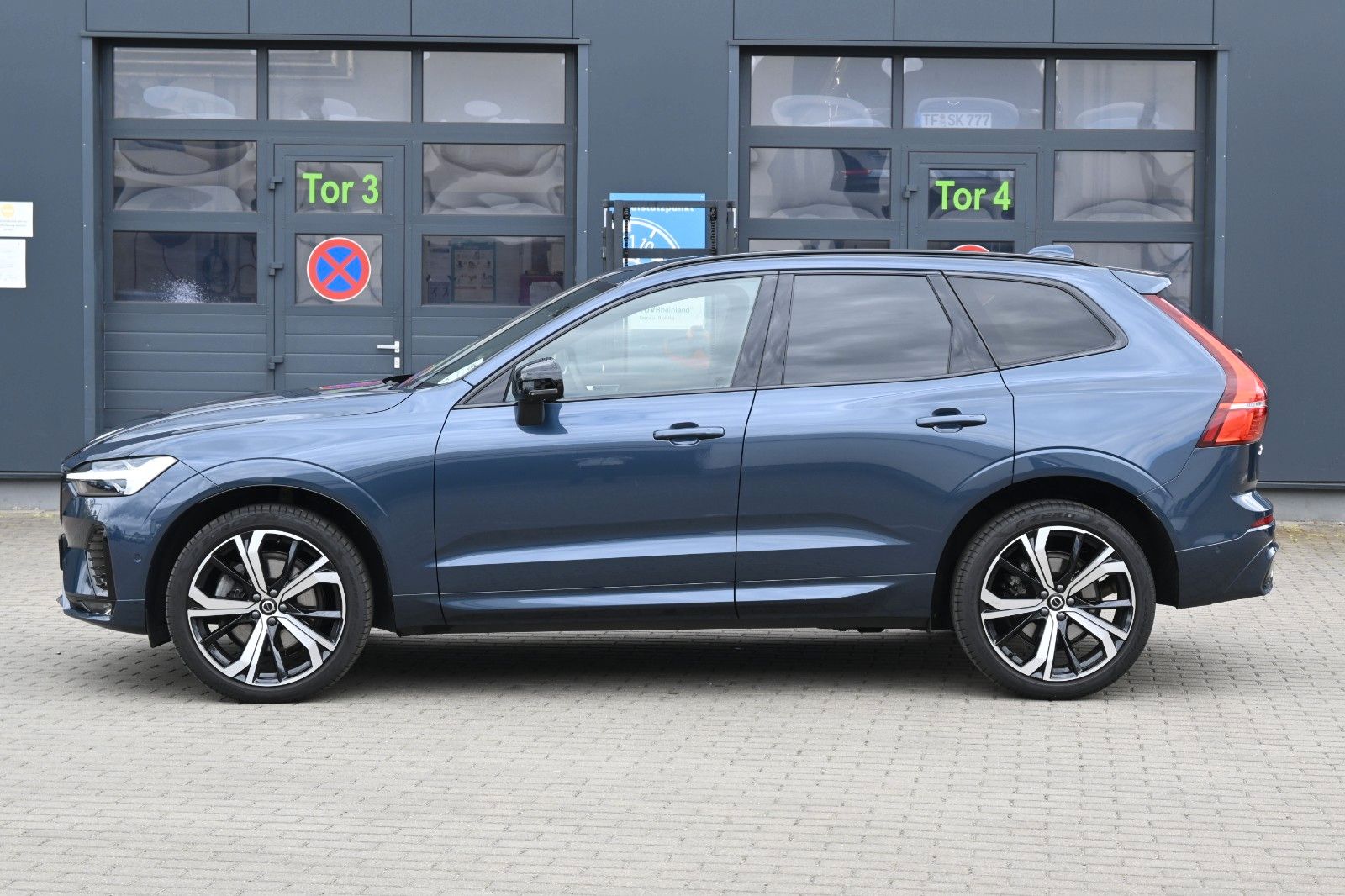 Fahrzeugabbildung Volvo XC60 B4D Plus Dark*LED*PANO*STHZ*360*H&K*BLIS