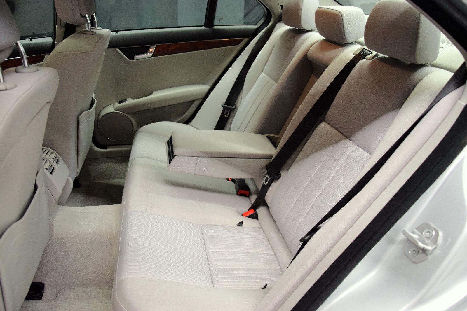 Fahrzeugabbildung Mercedes-Benz C 180 CGI Elegance Limousine Automatik 1. Hand