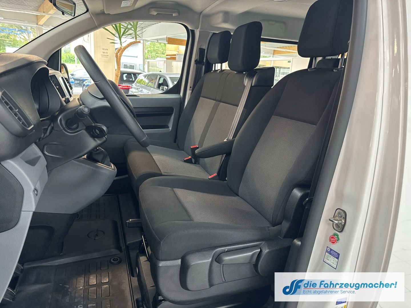 Fahrzeugabbildung Opel Vivaro Kombi L 1.5 D EU6d Apple CarPlay Android