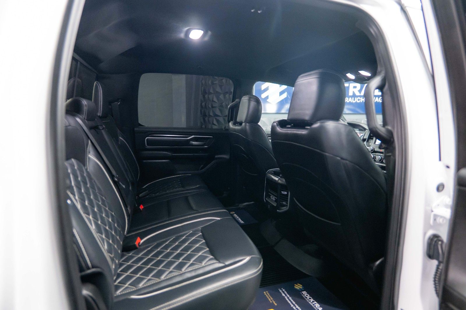 Fahrzeugabbildung Dodge RAM 5.7 V8 HEMI 4x4 OFFROAD Night-Paket *LED*