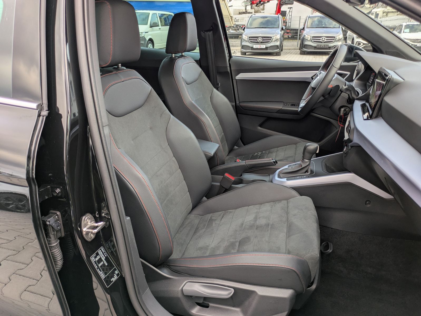 Fahrzeugabbildung SEAT Arona 1.5 TSI FR DSG AHK*ACC*LED*APP*DAB*KAMERA
