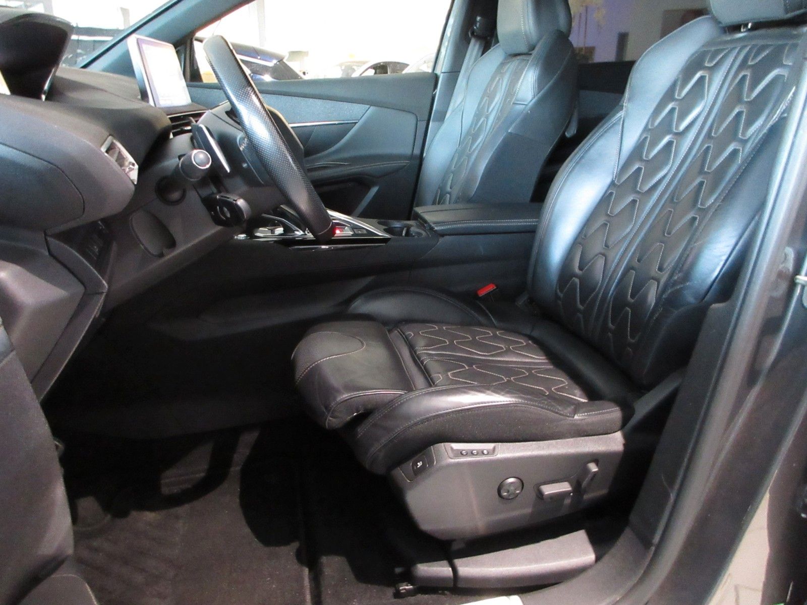 Fahrzeugabbildung Peugeot 5008 GT-LINE 1.5D LED/SHZ/VOLLLEDER/360°CAM