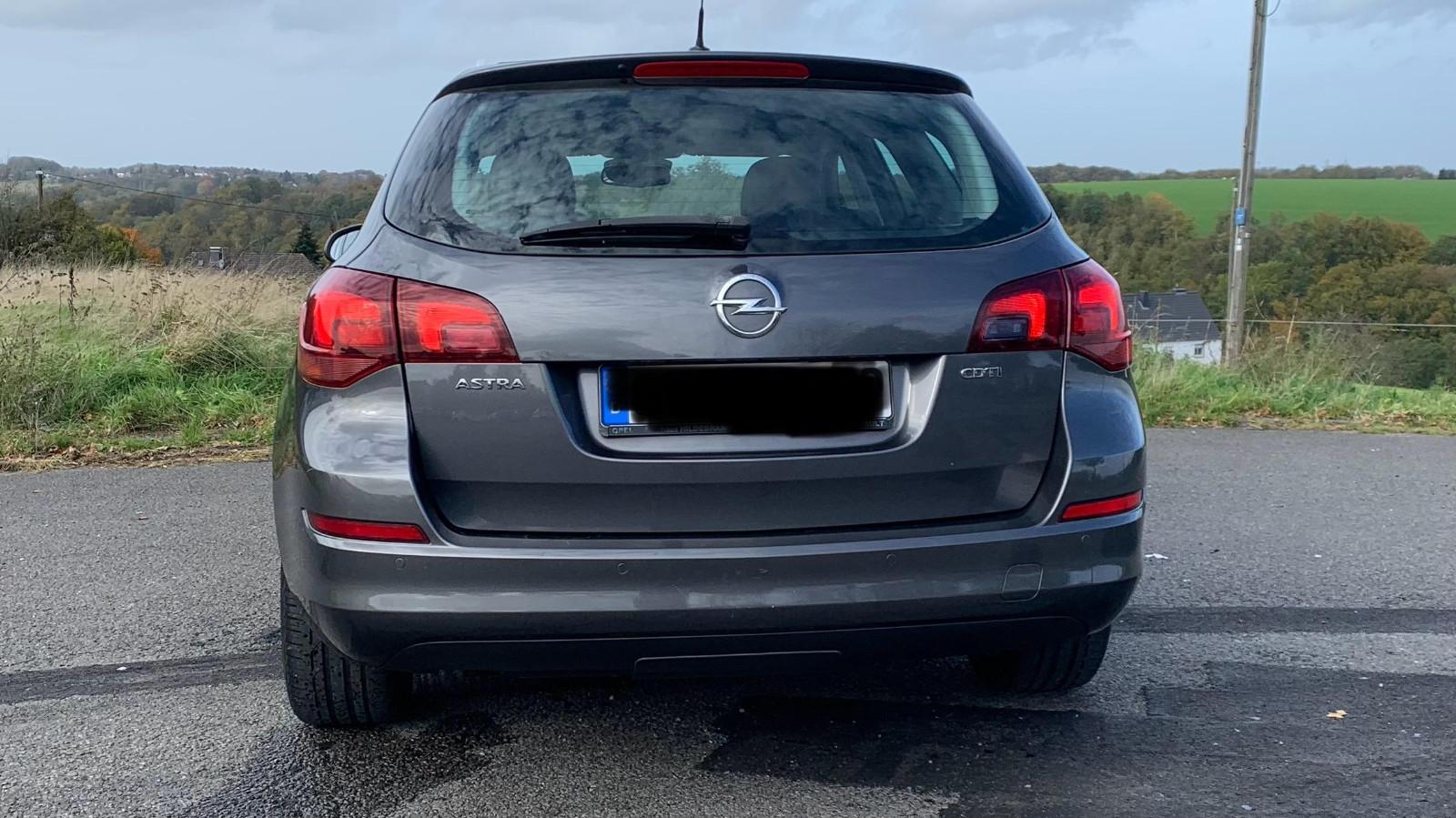 Opel Astra 2011 — салон