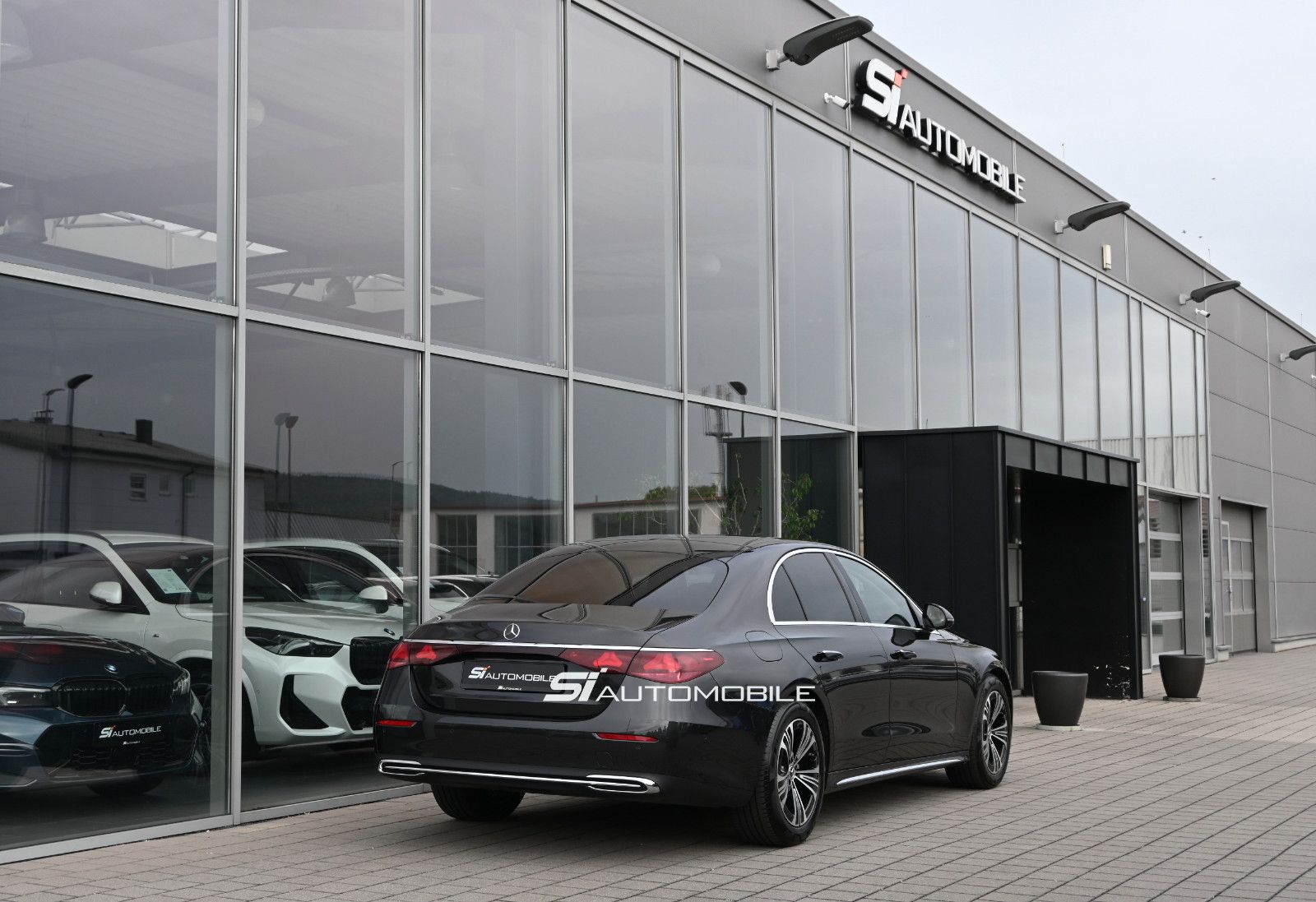 Fahrzeugabbildung Mercedes-Benz E 200 Lim. Exclusive Premium °ACC°AHK°BURMESTER°