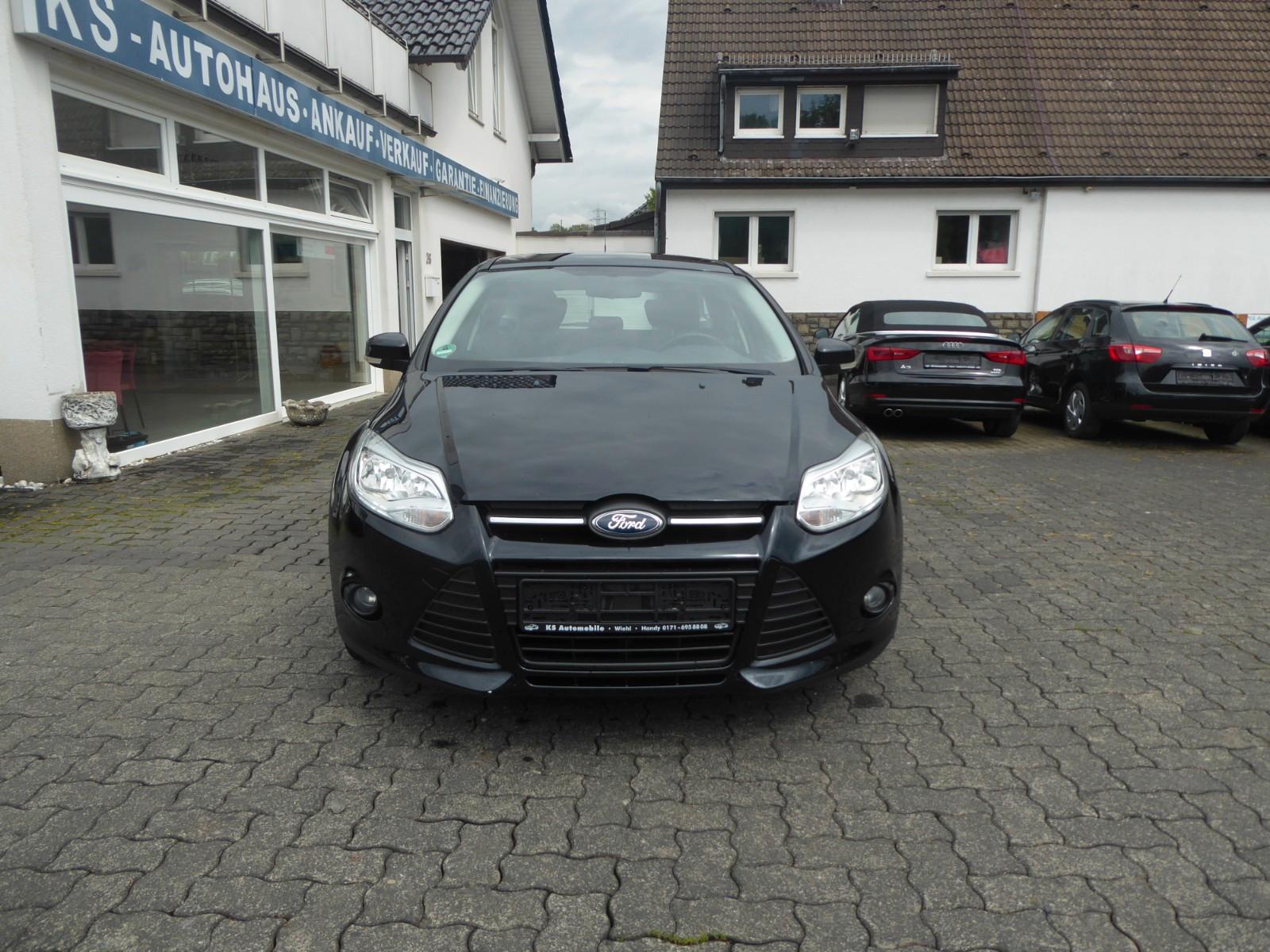 Ford Focus 2011 — interior