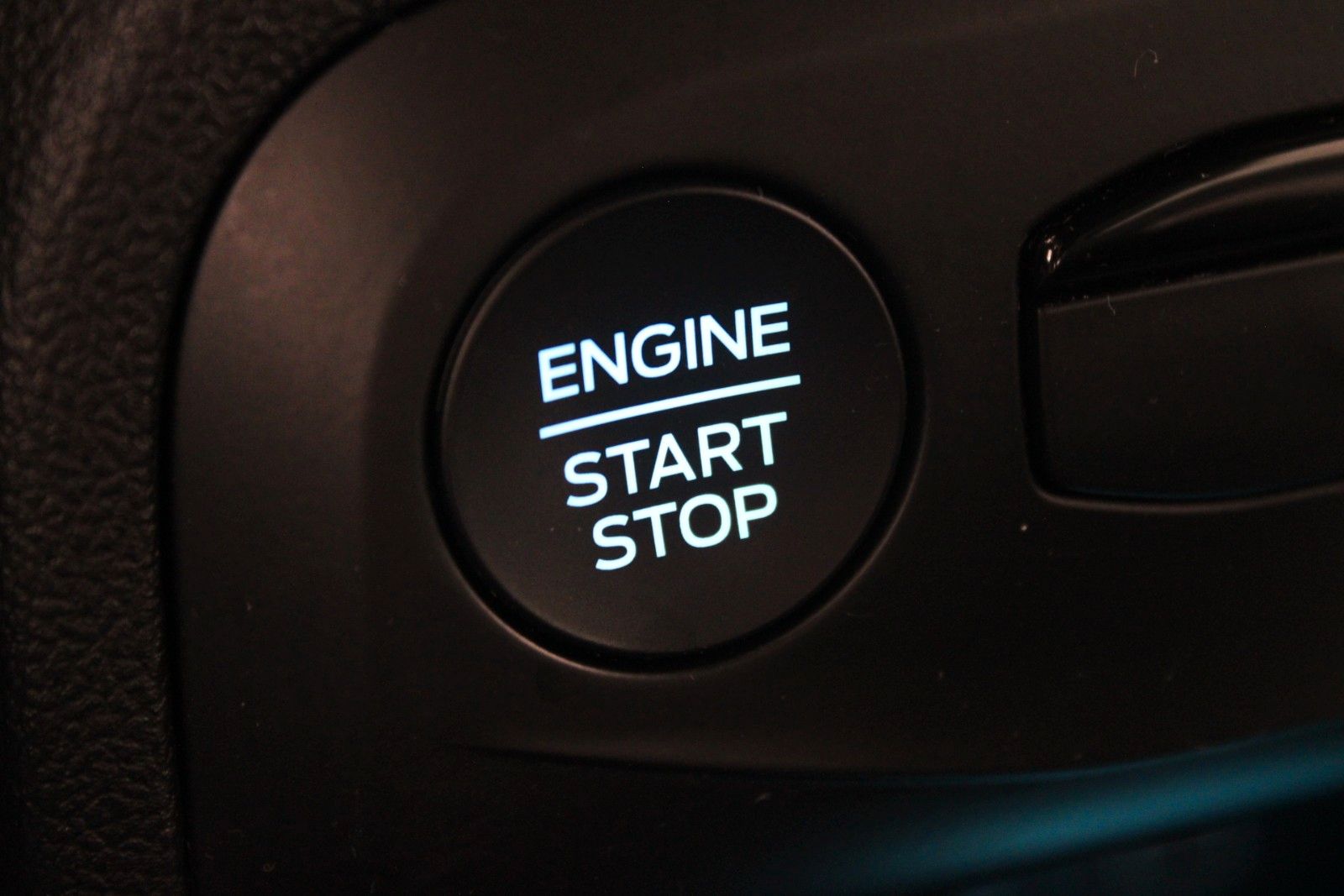 Fahrzeugabbildung Ford Focus ST-Line Aut. LED AHK ACC B&O WinterPak uvm