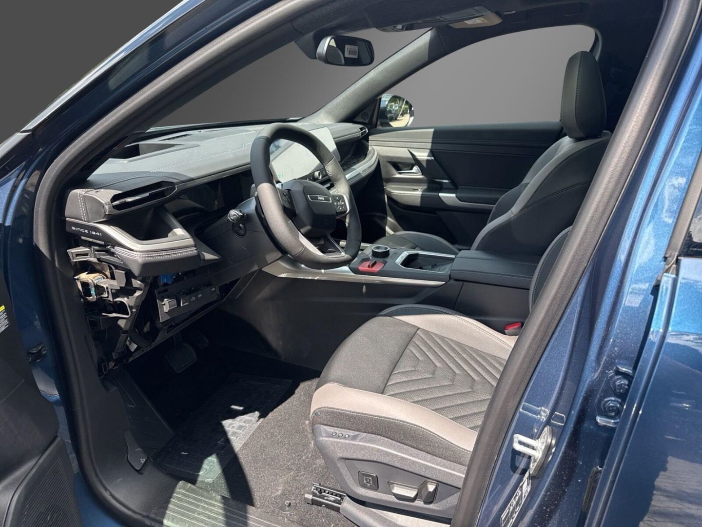 Fahrzeugabbildung Jeep Compass MY26 FIRST EDITION E-HYBRID PANO VOLL