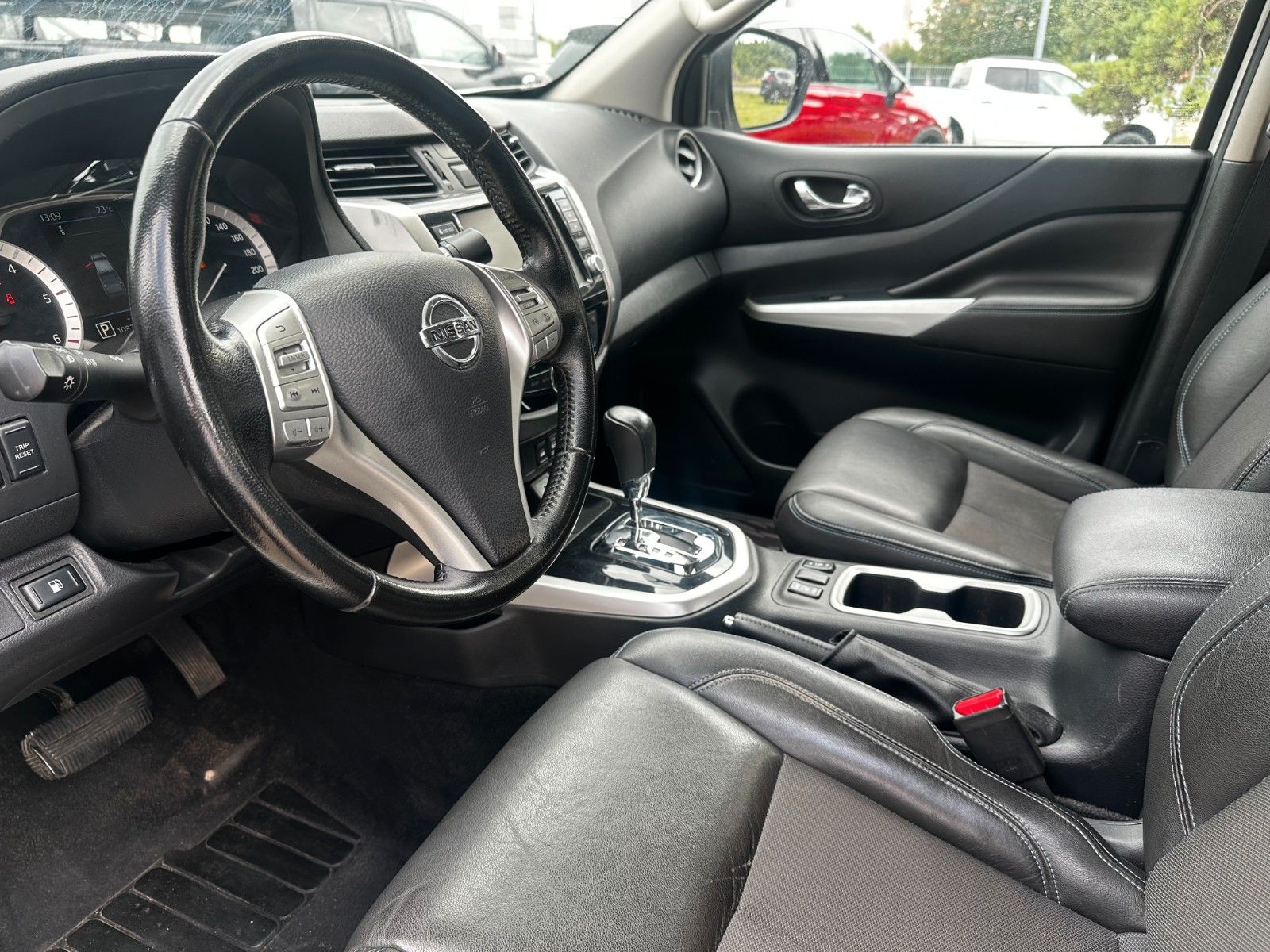 Fahrzeugabbildung Nissan Navara NP300  N-Guard Double Cab 4x4