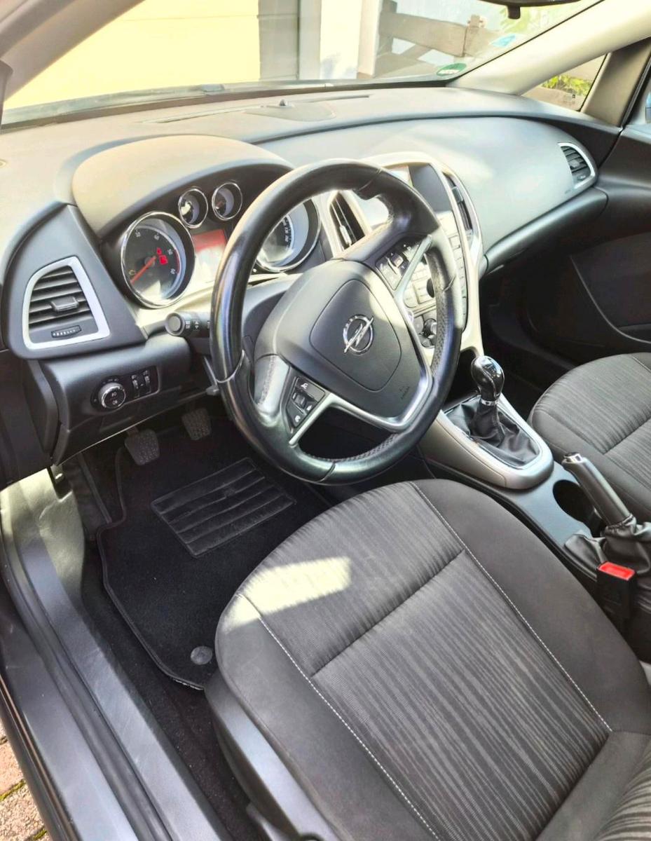 Opel Astra 2012 — photo 10