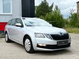 Skoda Octavia Combi Clever 1.6TDI DSG XENON,TÜV 2026 - Skoda Octavia mit Diesel-Antrieb: Kombi, 1.6