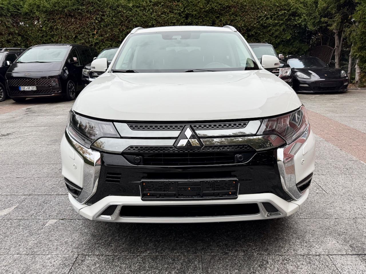 Mitsubishi Outlander 2.4 PHEV 4WD Plus *Leder*Navi*360°Kame