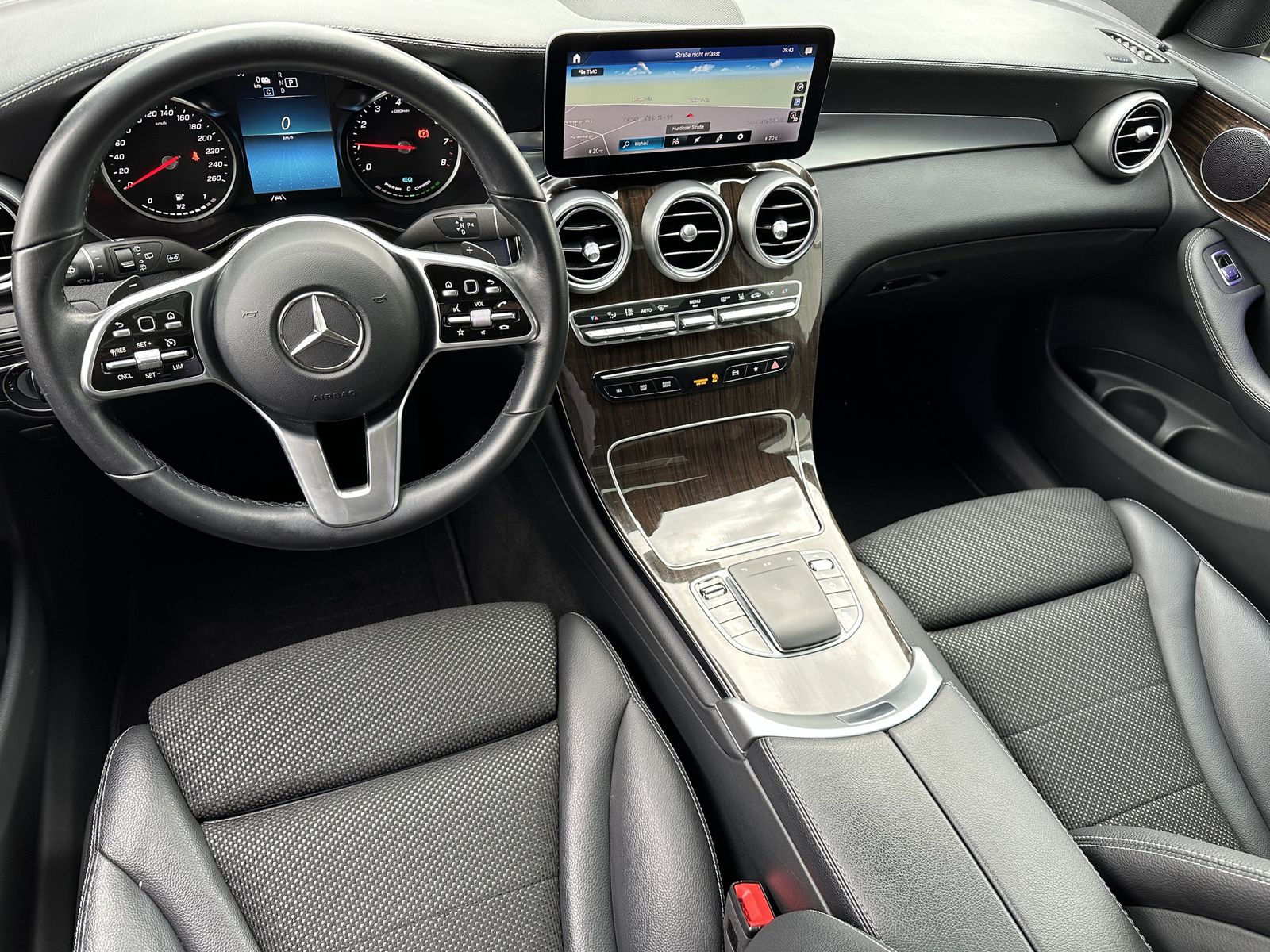 Fahrzeugabbildung Mercedes-Benz GLC 300e 4Matic Luxury NAV+LED+PANO+19ZOLL+1HD