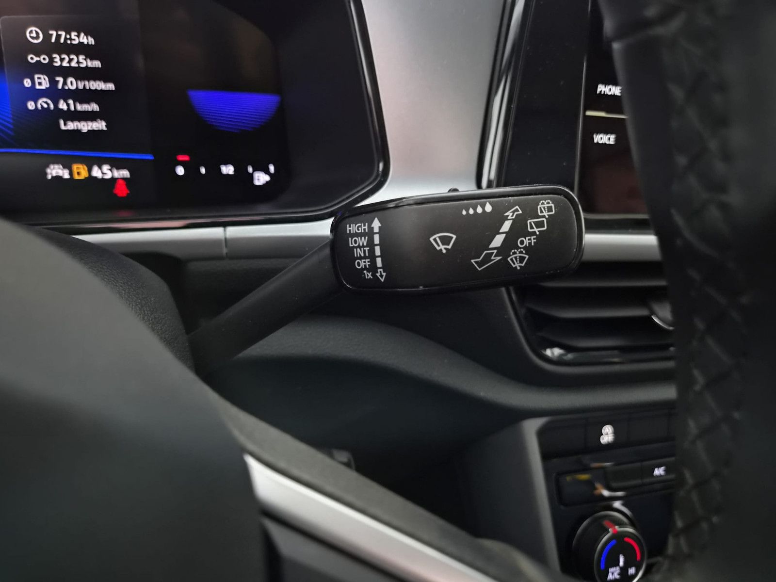 Fahrzeugabbildung Volkswagen T-Roc Life / NAVI / AHK / DIGITAL