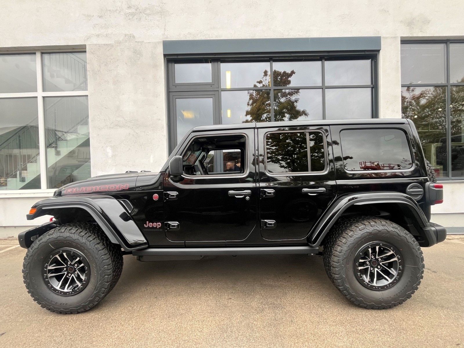 Vehicle photo 6