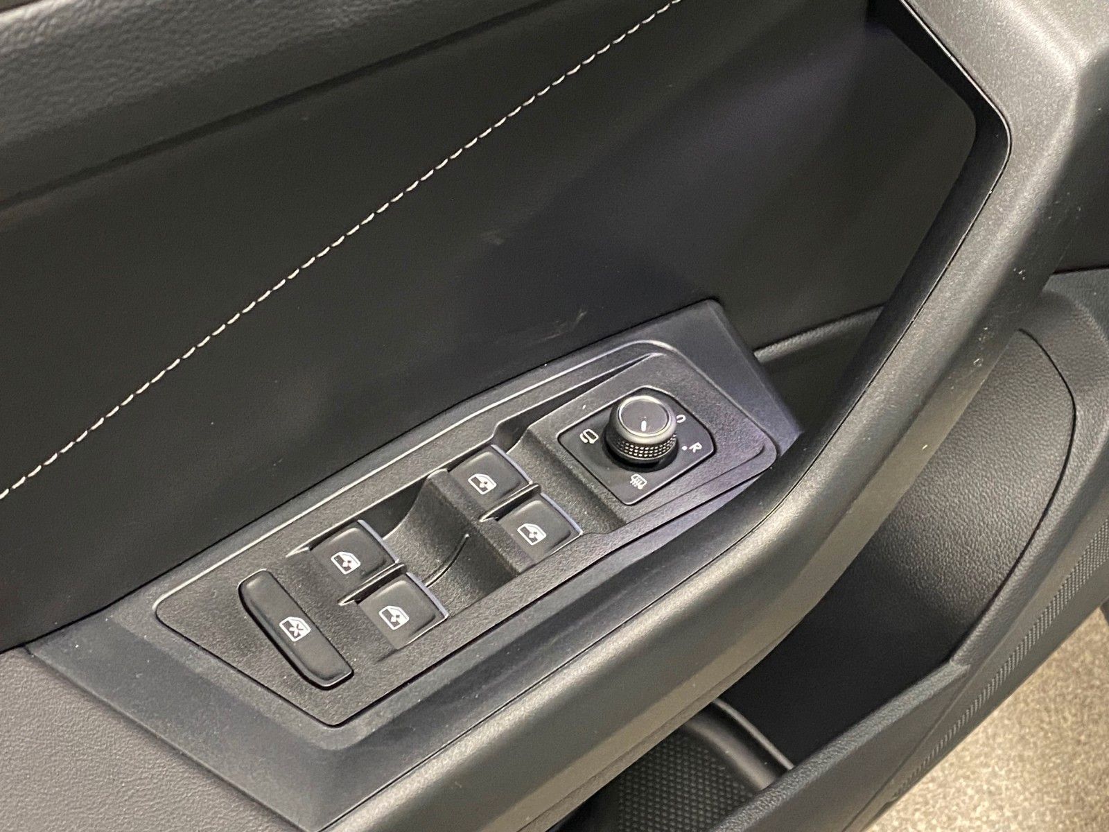 Fahrzeugabbildung Volkswagen T-Roc 1.5 TSI  DSG Style+Sportedition+Stauassist