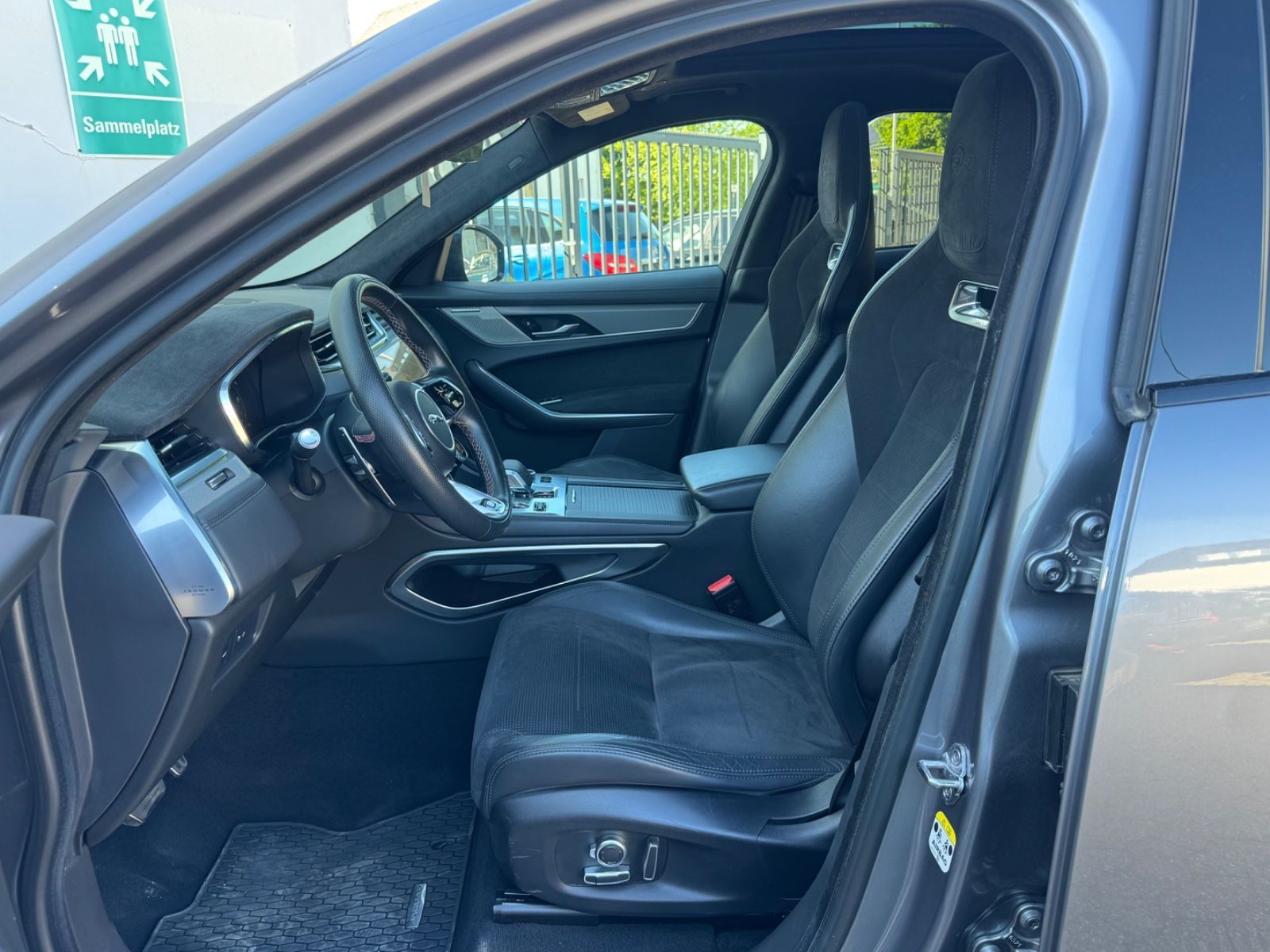 Fahrzeugabbildung Jaguar F-PACE SVR /PANO/MERIDIAN/360°KAM/HUD/AMBIENTE