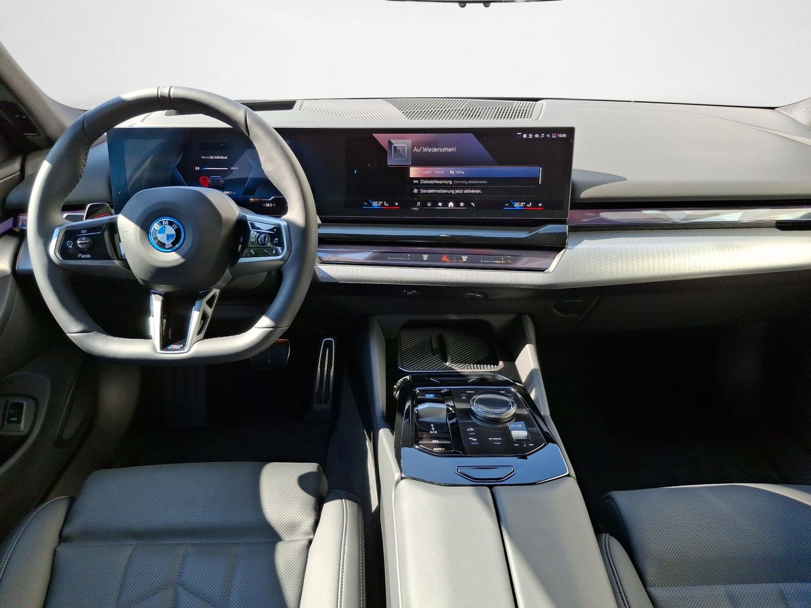 BMW i5 xDrive40 Touring M Sportpaket Pro AHK Driving