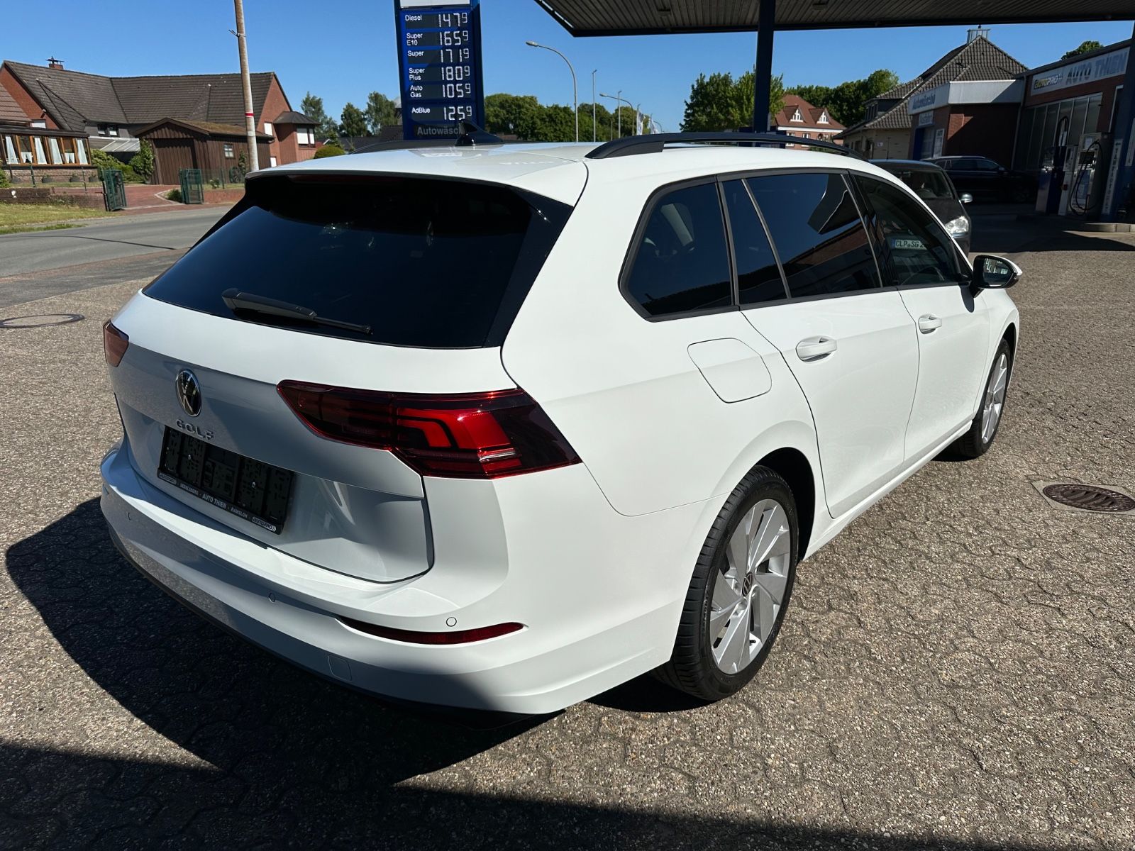 Fahrzeugabbildung Volkswagen Golf VIII Variant 1.5 TSI Life Navi/ACC/LED/Shzg