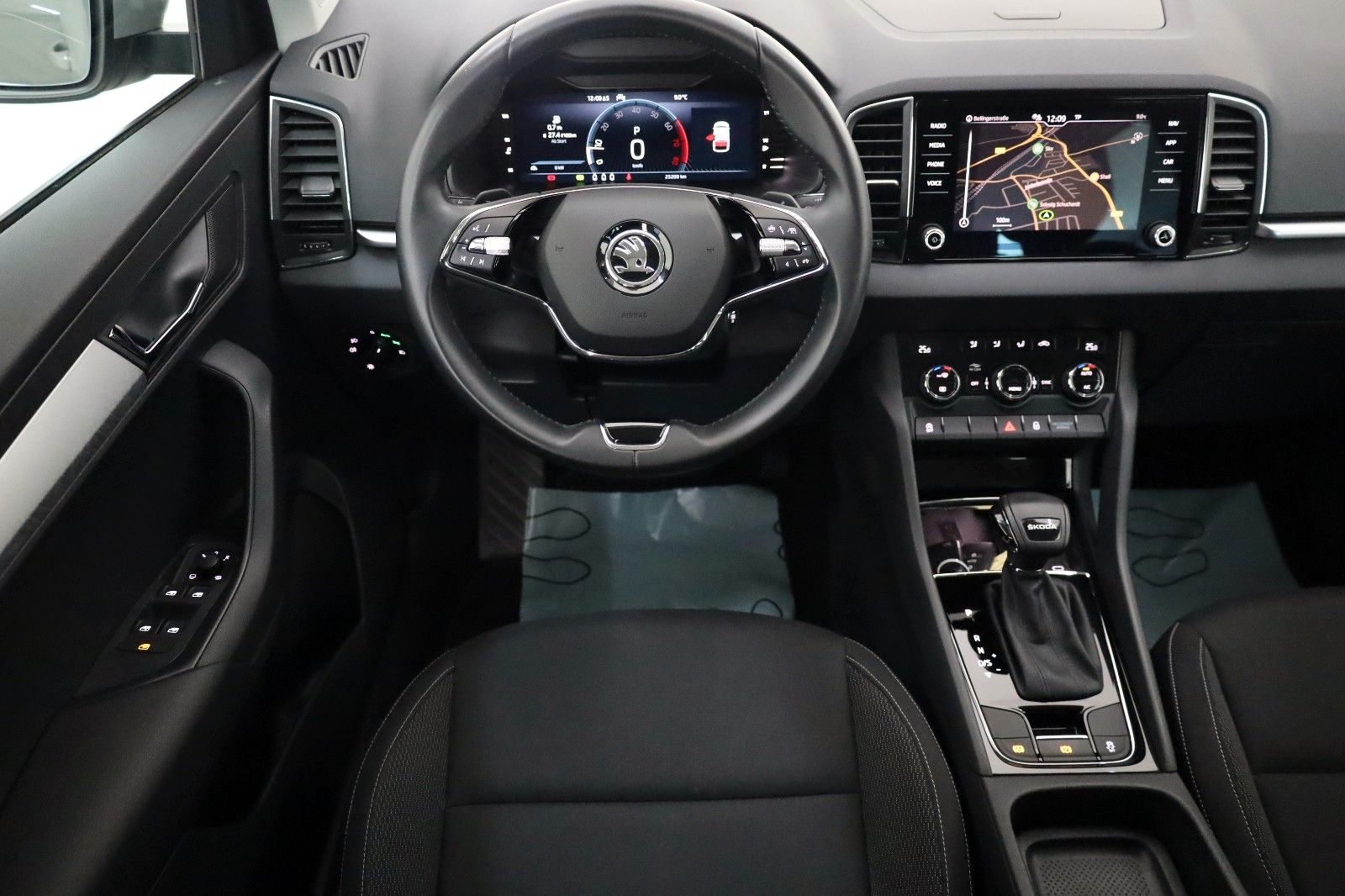 Fahrzeugabbildung SKODA Karoq Ambition,Navi,PDc,8 fach Alräder!