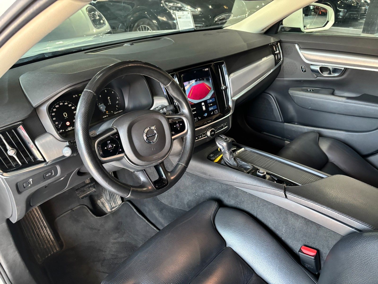 Fahrzeugabbildung Volvo V90 Momentum /KAMERA/PANO/AHK/SHZ/ACC++/LED