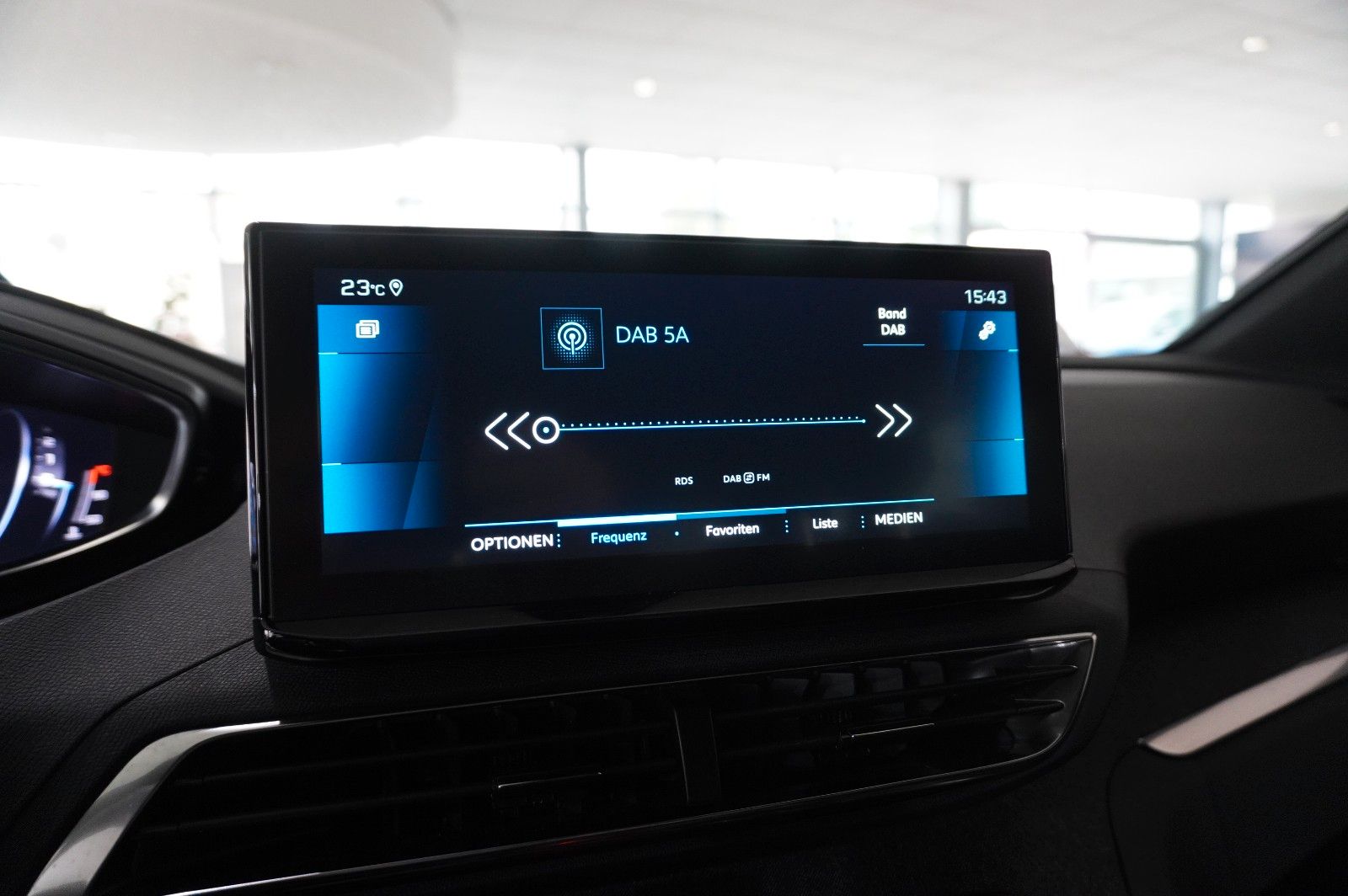 Fahrzeugabbildung Peugeot 3008 1.2T ALLURE PACK NAVI/LED/KAMERA/SH/SPORT