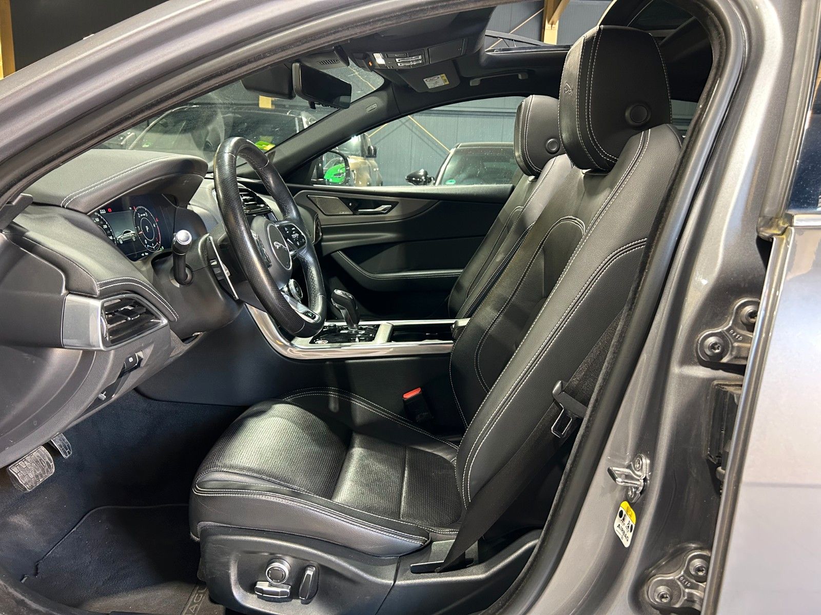 Fahrzeugabbildung Jaguar XE R-Dynamic SE AWD/HEAD-UP/KAMERA/NAVI/APPLE