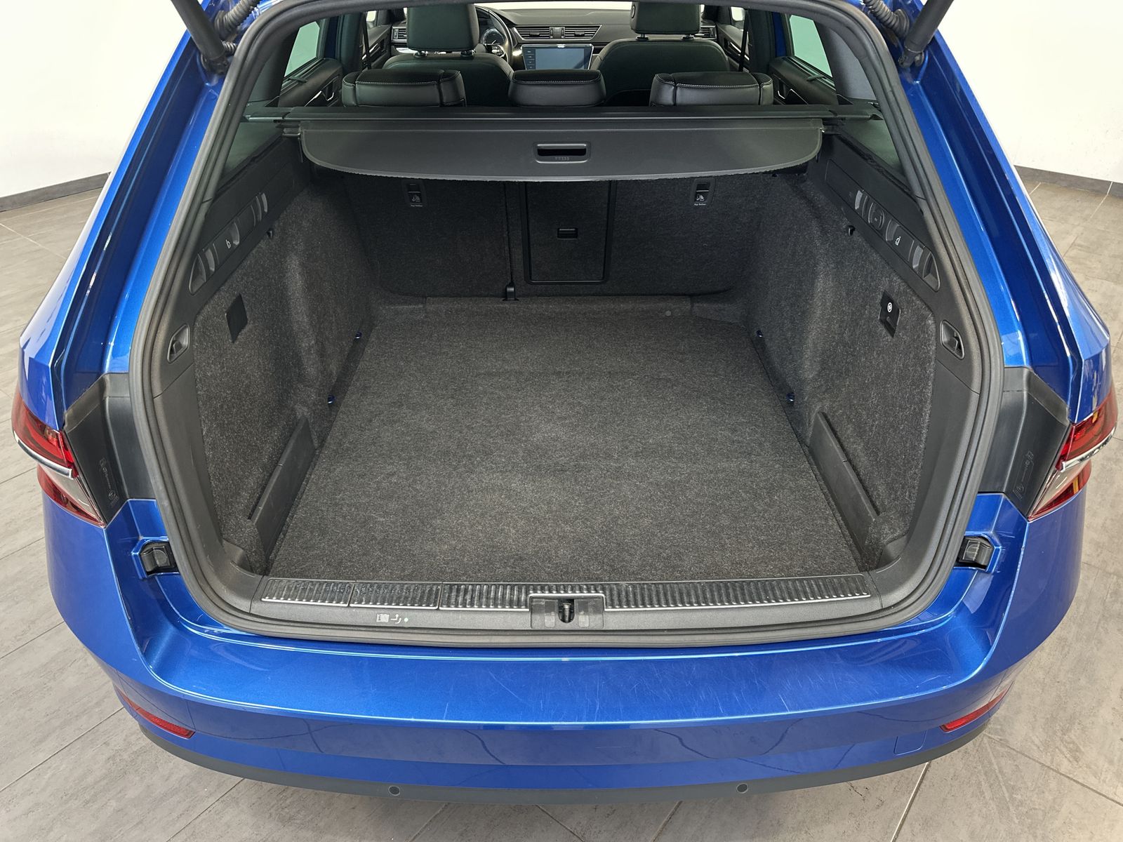 Fahrzeugabbildung SKODA Superb Combi 2.0 TDI DSG L&K NAV+LED+AHK+PANO+SH