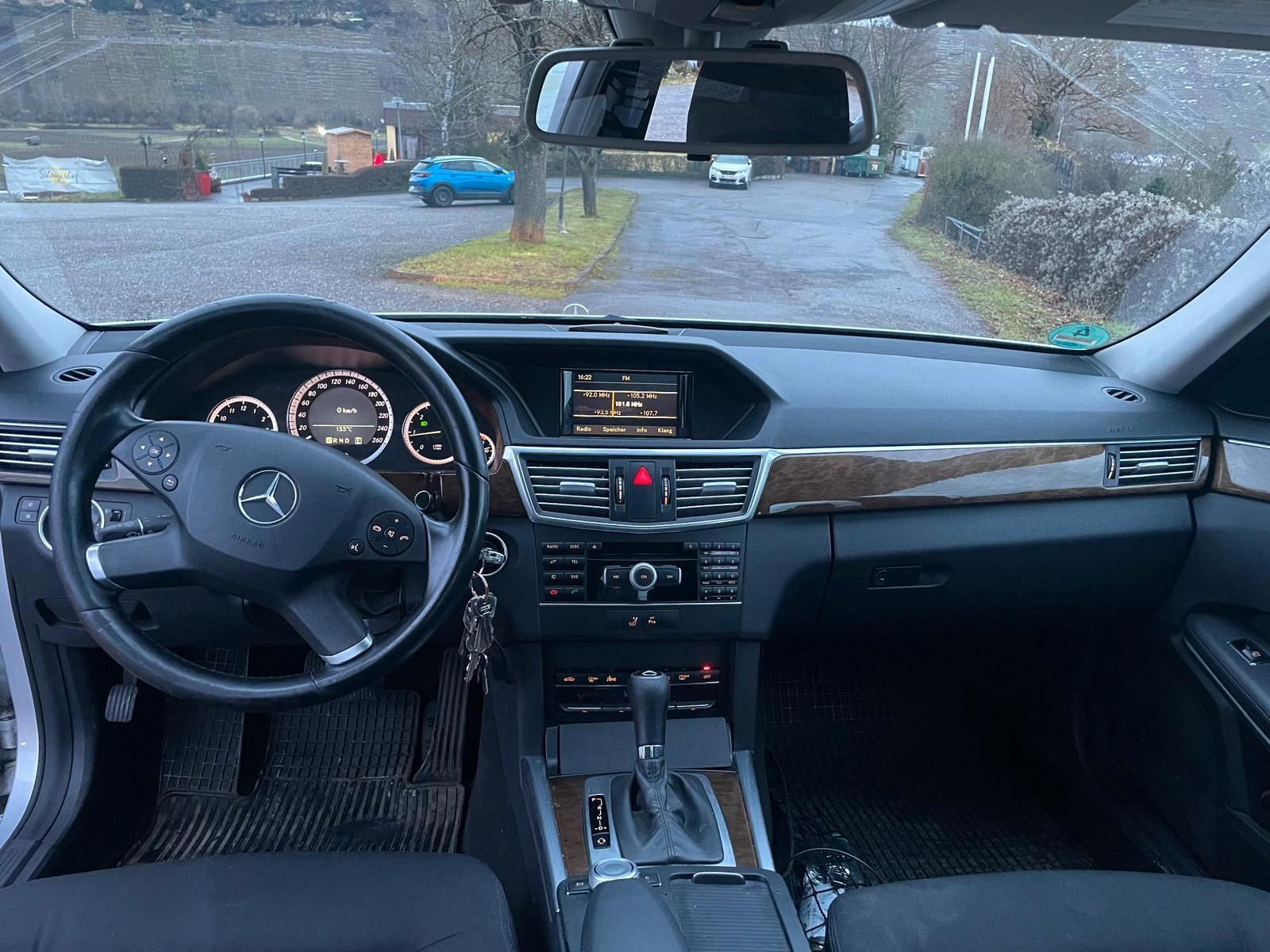 Mercedes-Benz E 220 CDI BlueEFFICIENCY Standard