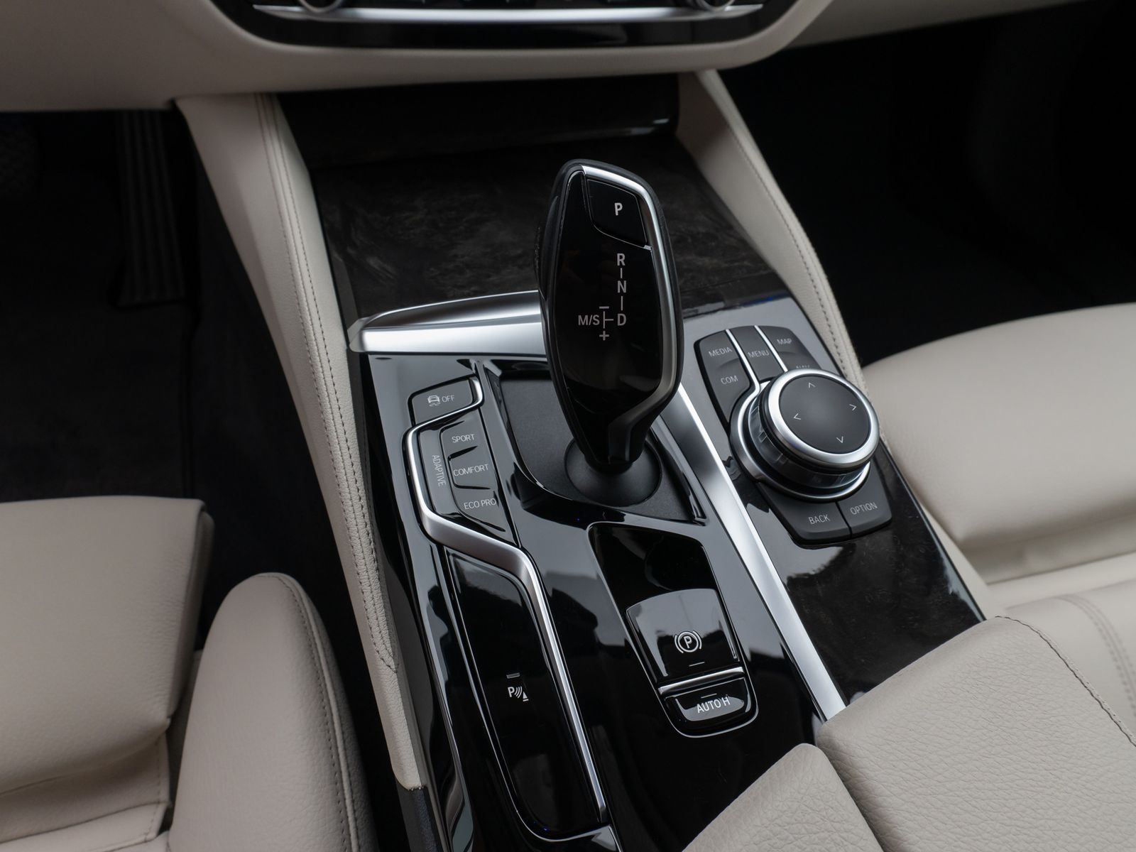 Fahrzeugabbildung BMW 520i Luxury Line Kamera HUD DAB B&W Alarm Sport