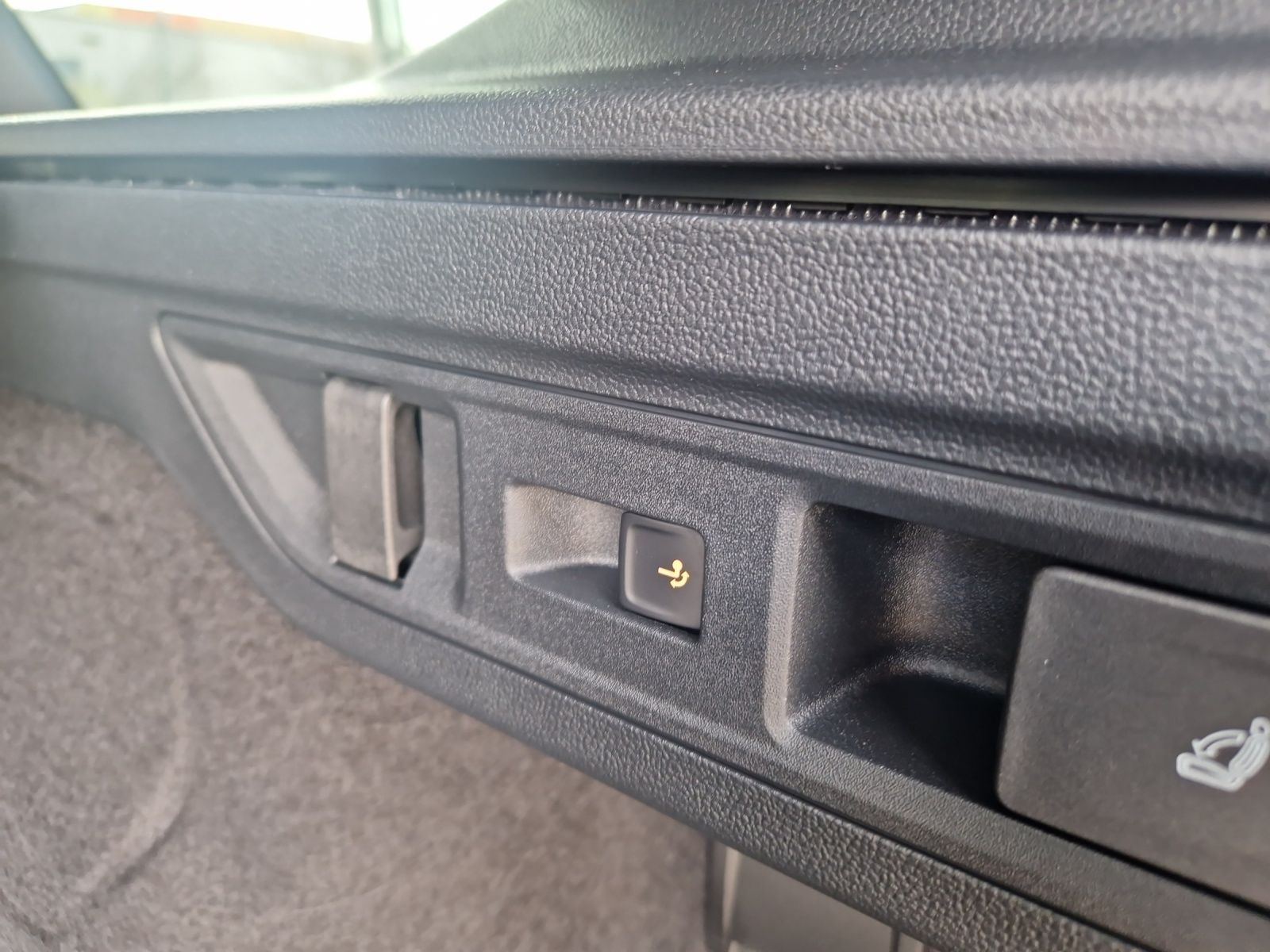 Fahrzeugabbildung Volkswagen Passat Variant 1.5 TSI eHybrid R-Line Matrix AHK