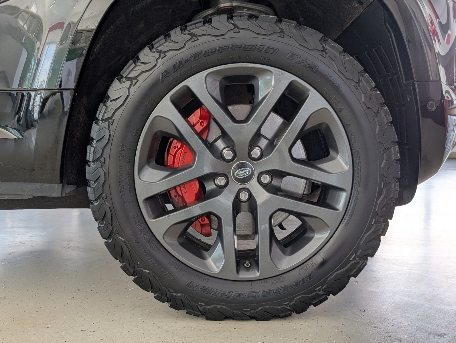 Vehicle image Land Rover Defender 110 D300 X BLACK AHK MATRIX 130.000 RRP