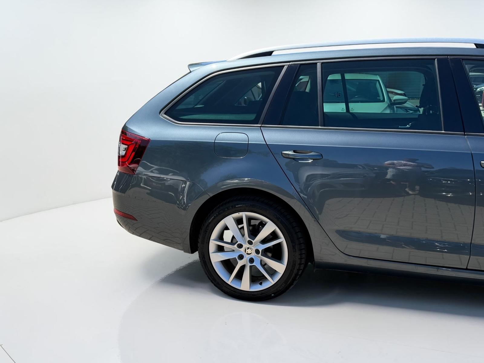 Skoda Octavia Combi 1.5  STNDHEIZ*PANO*AHK*LED*ACC*KAM