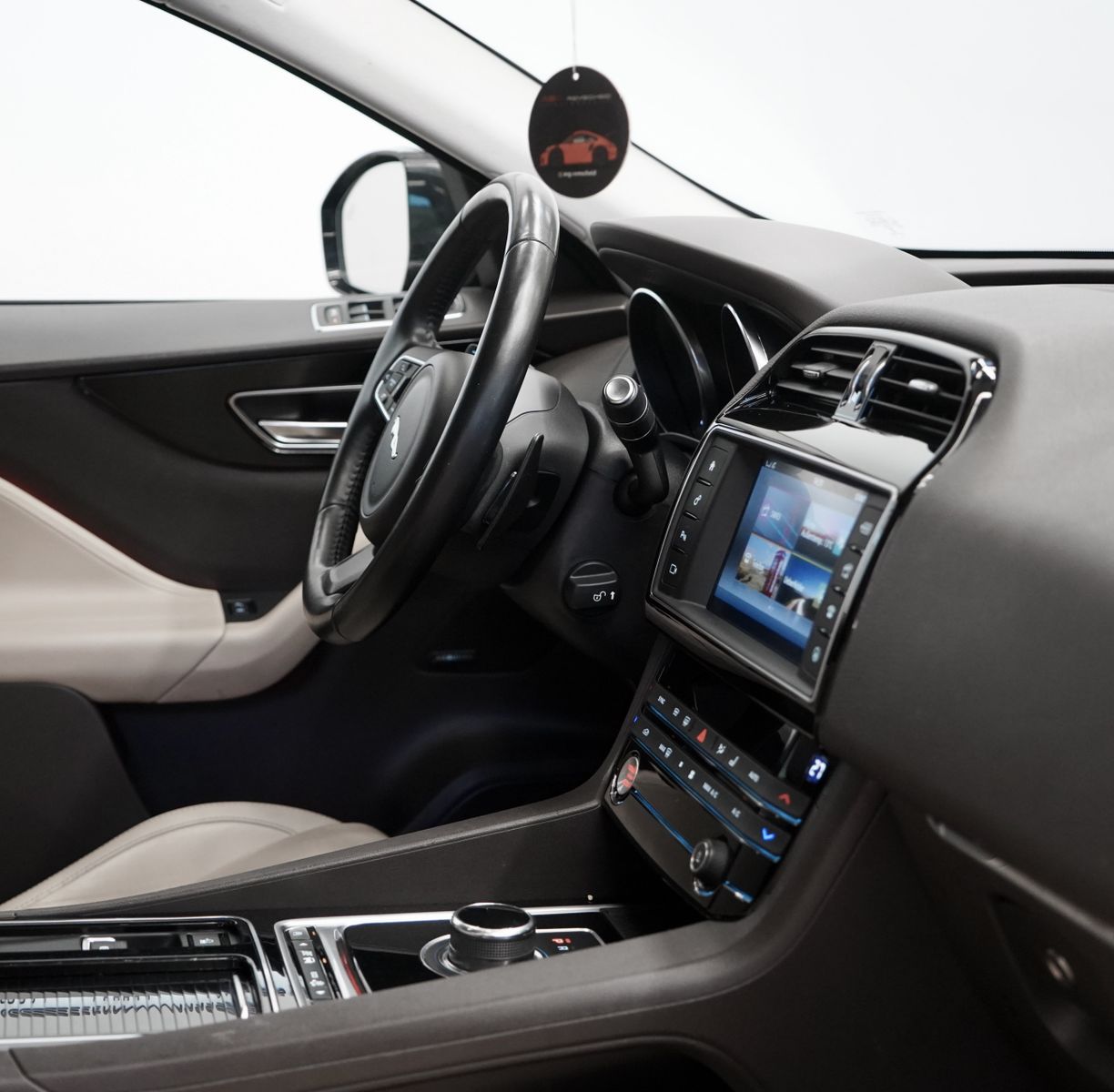 Jaguar F Pace