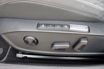 Fahrzeugabbildung Volkswagen Golf VIII Lim. Style eTSI DSG ACC Navi AHK LED