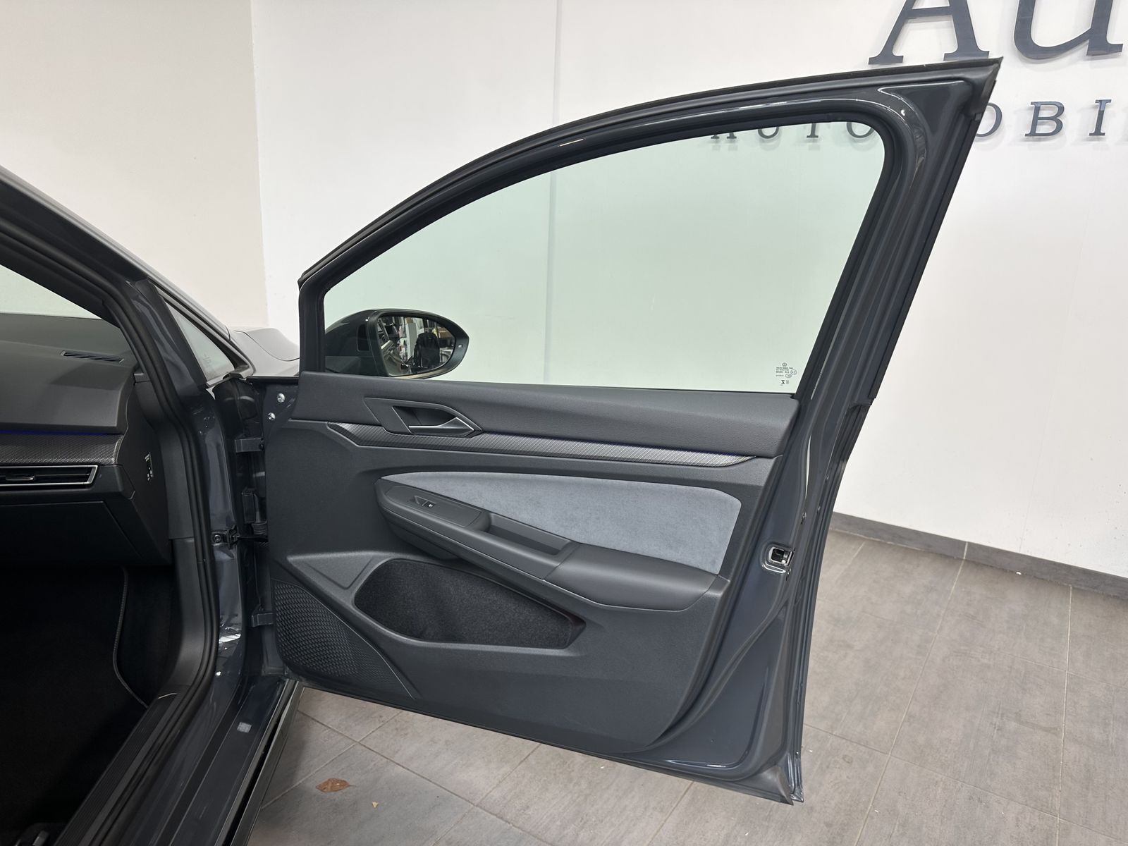 Fahrzeugabbildung Volkswagen Golf Variant 2.0 TDI DSG R-Line NAV+LED+PANO+ACC