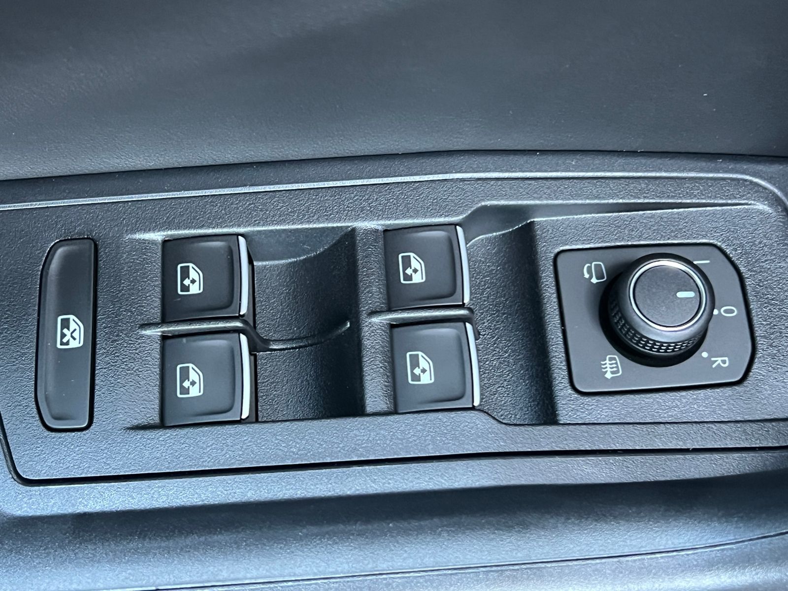 Fahrzeugabbildung Volkswagen T-Roc R-Line 1.5 TSI DSG *AHK, Pano, Black Style