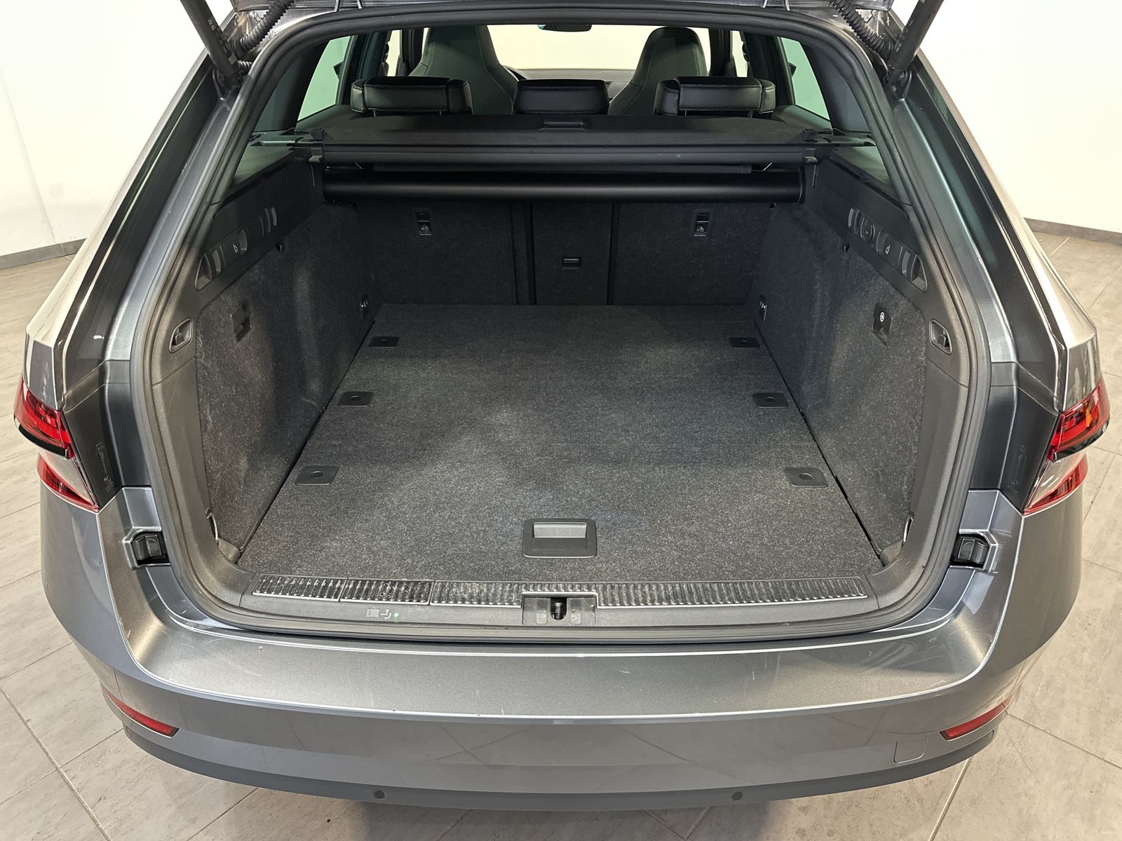 Fahrzeugabbildung SKODA Superb Combi 2.0 TDI DSG Sportline NAV+LED+PANO