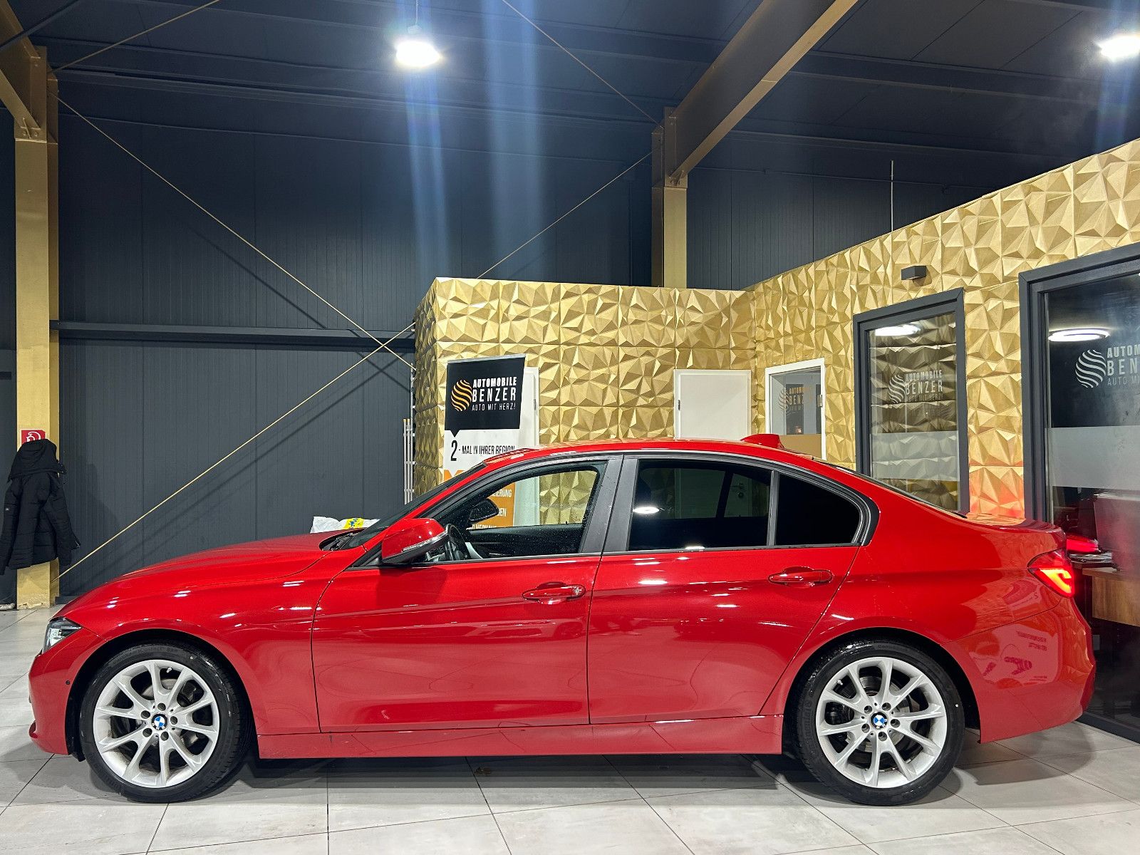 Fahrzeugabbildung BMW 320d SPORT/LEDER/ Advantag/360°/HEAD-UP/AUTOMATI