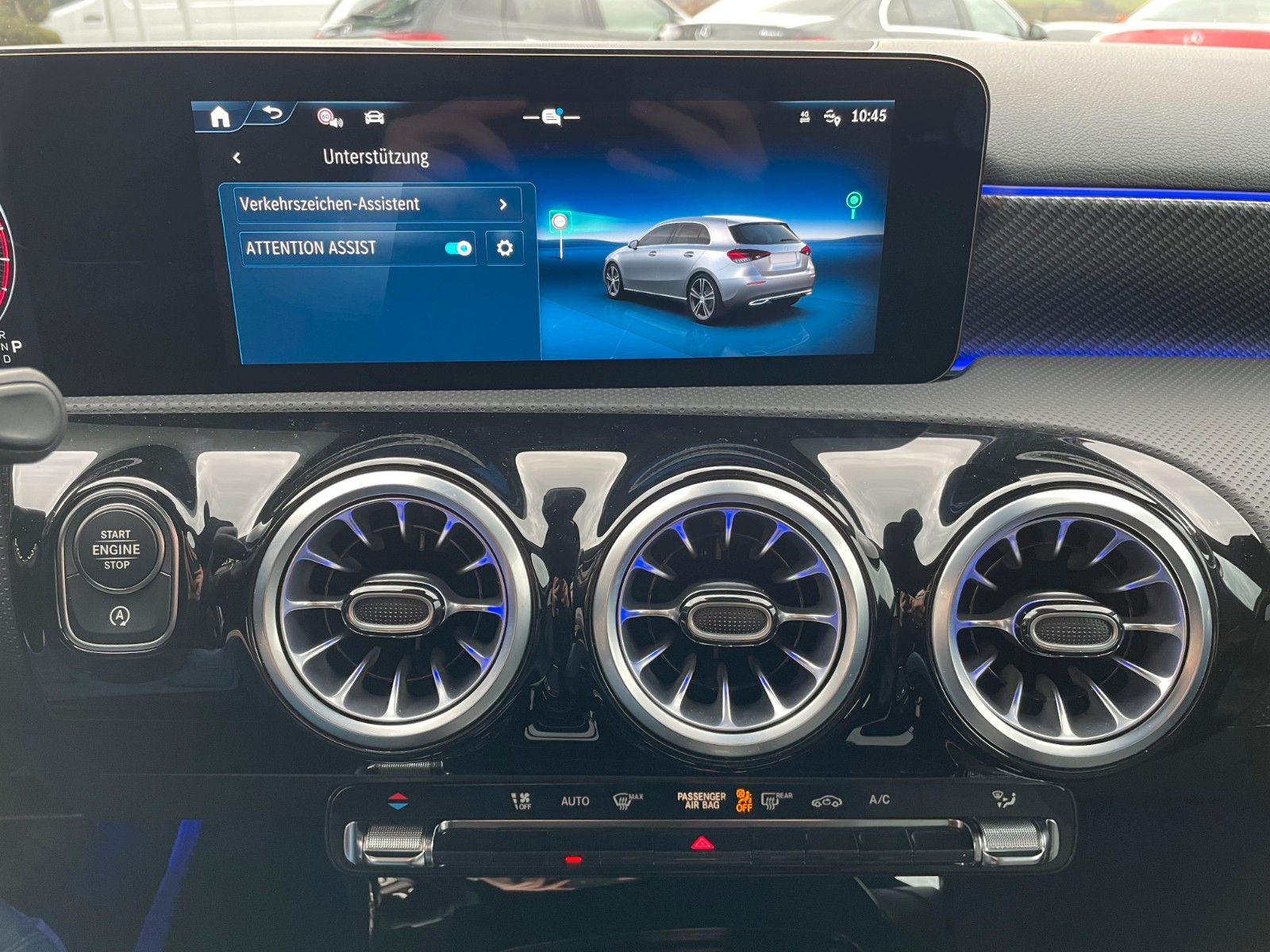 Fahrzeugabbildung Mercedes-Benz A 180 Progressive Night+AHK+R-Kamera+Ambiente